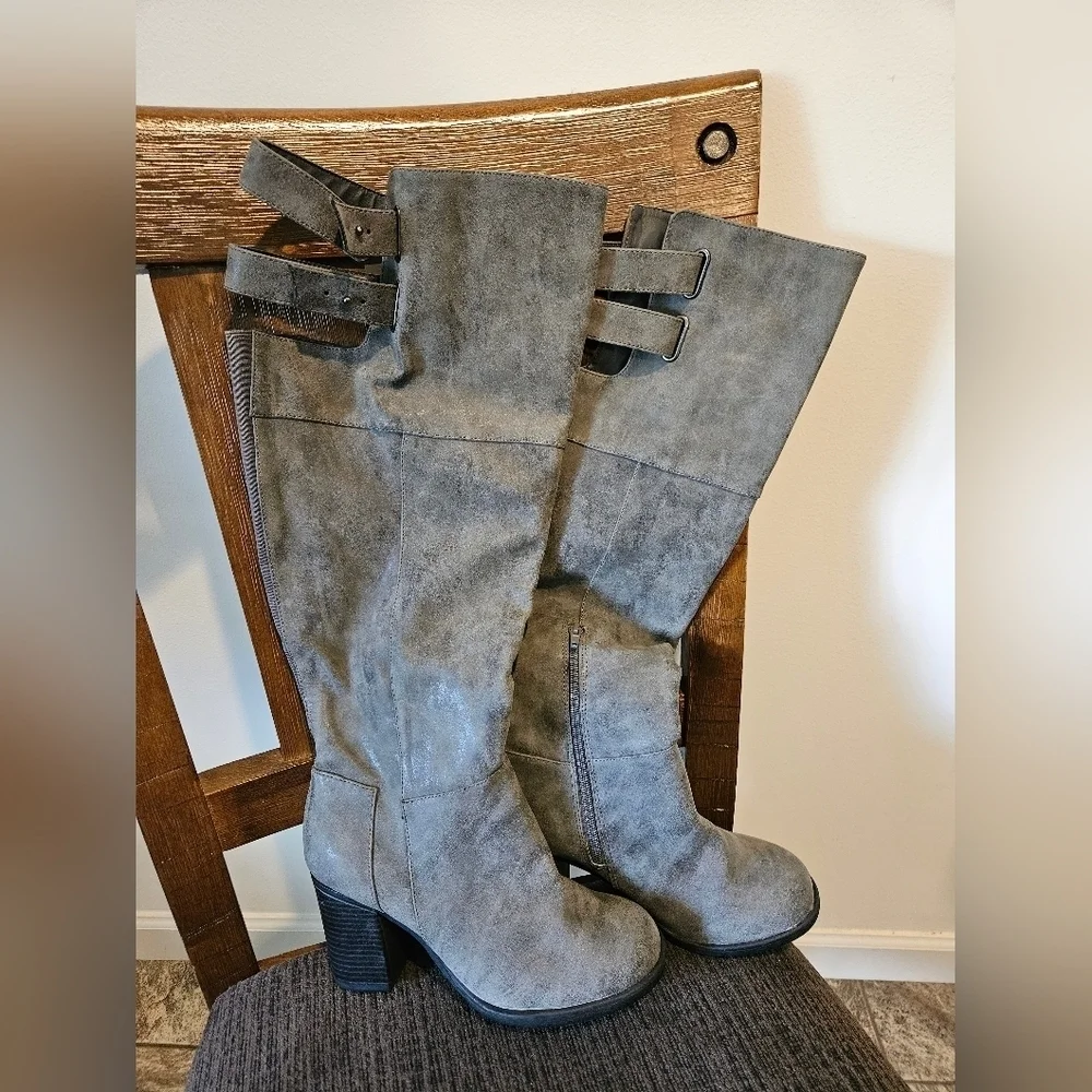 NWT WOMEN'S GREY DISTRESSED DOUBLE STRAP OVER THE KNEE HEELED BOOTS SIZE 8W